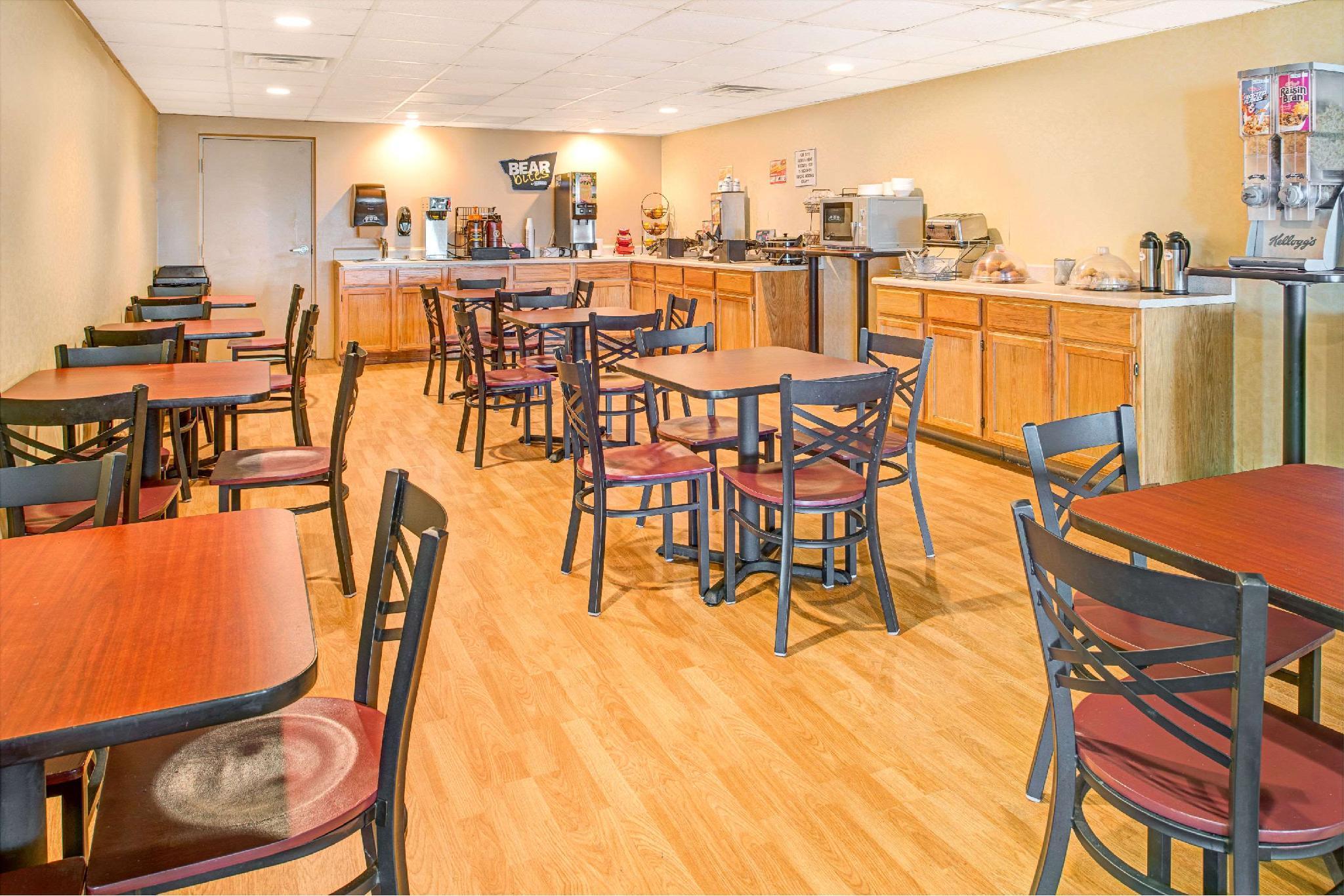 Travelodge By Wyndham Lincoln Airport I-80 Buitenkant foto